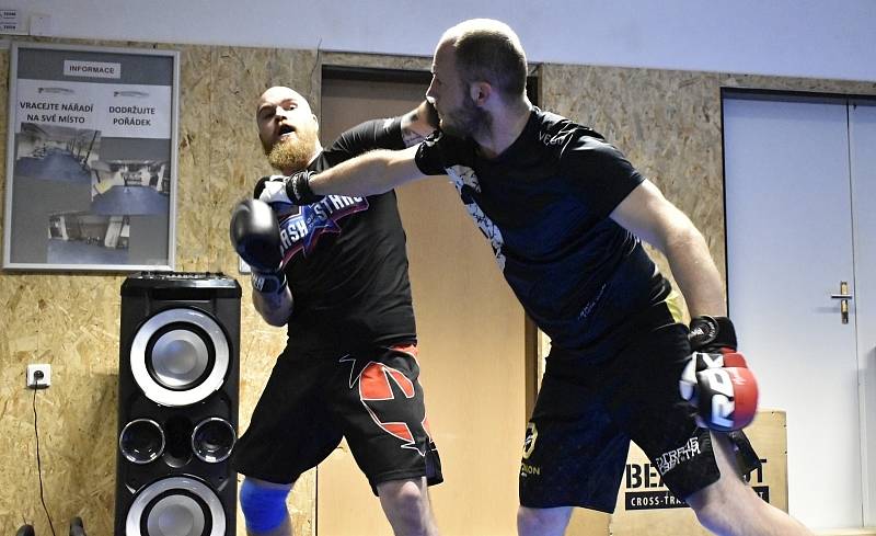 Svůj poslední trénink před zápasovou premiérou v MMA absolvoval v úterý večer Psycho Michal Peštuka alias Hanácké vlk. 19.1. 2022