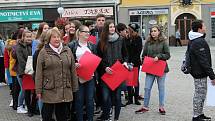 Studenti SOŠPO uctili výročí vzniku Československa živou vlajkou.