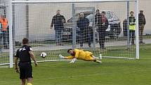 Fotbalisté Prostějova (v bílo-modrém) porazili Žižkov 2:1.