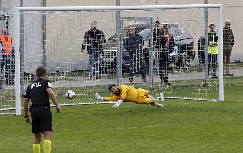 Fotbalisté Prostějova (v bílo-modrém) porazili Žižkov 2:1.