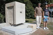 Richard Lázna se svým táto Janem Láznou u pomníku padlých vojáků z první světové války v Kostelci na Hané, který v těchto dnech prochází rekonstrukcí.
