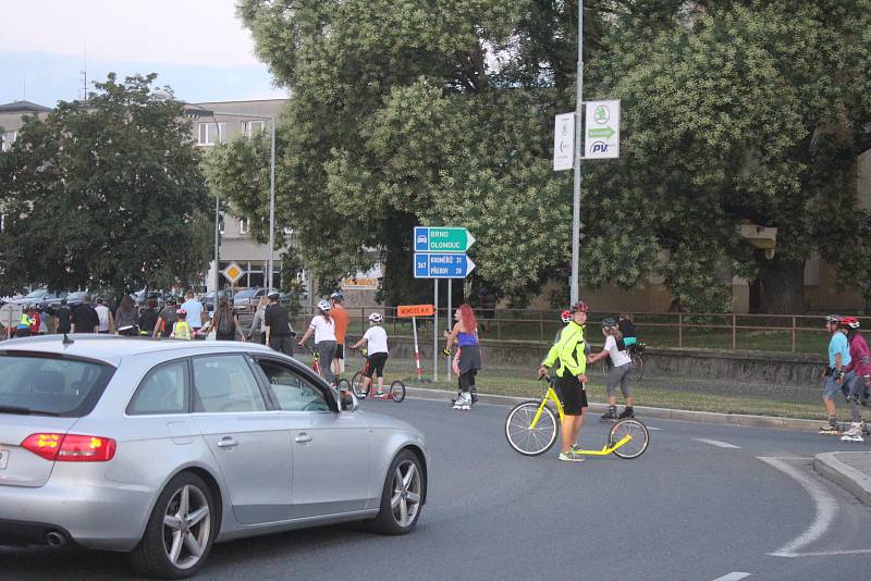 Obnovená tradice. Na sto třicet bruslařů vyrazilo v pátek večer do prostějovských ulic.