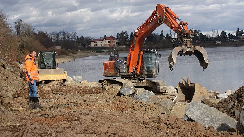 Výstavba cyklostezky podél severního břehu plumlovské přehrady - 18. února 2020 - bagr buduje čtyři metry vysoký násyp (na snímku stavbyvedoucí Michal Macháček)