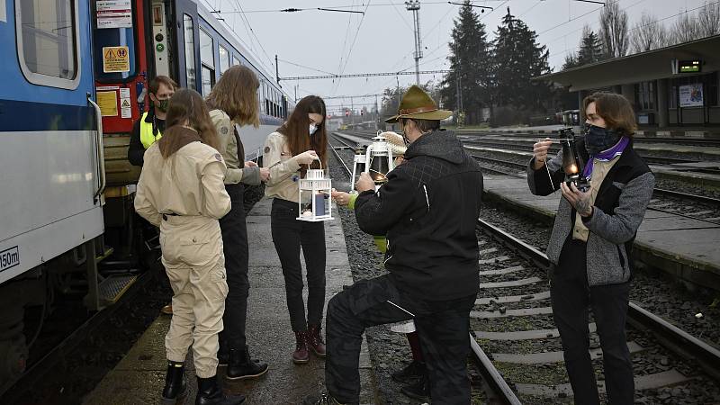 Betlémské světlo dorazilo do Prostějova rychlíkem Bouzov. 19.12. 2020