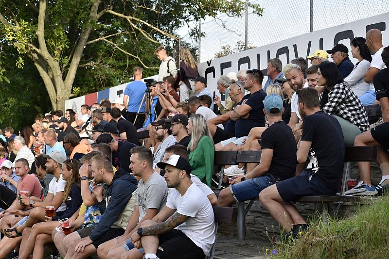 Fotbalisté Čechovic (v modrém) zvládli historickou premiéru v krajském přeboru na jedničku. Rapotínu nasázeli tři góly, 7. 8. 2022