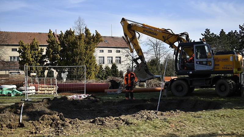 Revitalizace prostoru před prostějovskou halou Sportcentrum DDM -  hloubení jámy pro retenční nádrž. 13. 4. 2021