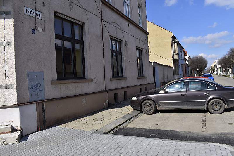 Město vyčlenilo částku 3 miliony korun na opravy chodníků v šesti ulicích. Novou dlažbu dostane i Nerudova ulice. 5.3. 2020