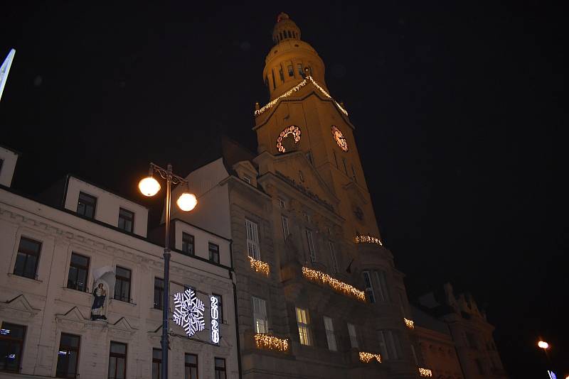 Od pátečního podvečera se rozsvítil na prostějovském náměstí vánoční strom. Jmenuje se Jiskra naděje. 27.11. 2020