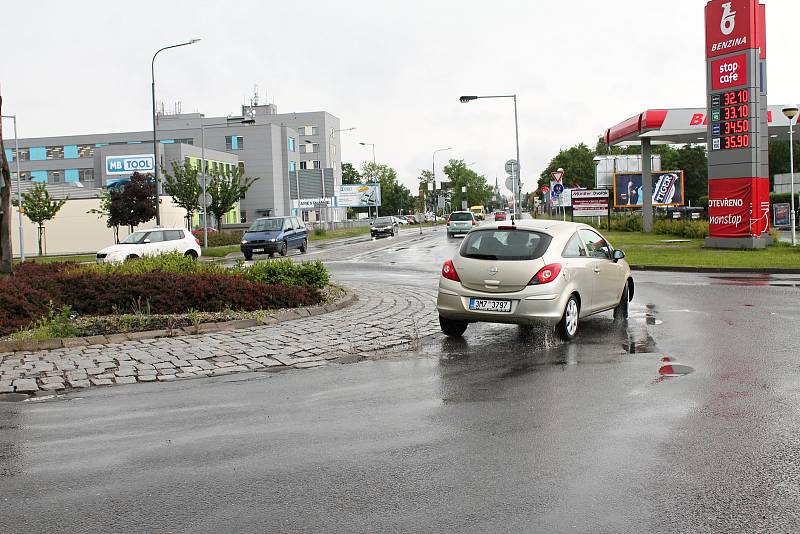 Kudy povede severní obchvat Prostějova? Dopravní spojka, která by měla ulevit přetížené Olomoucké ulici by měla ústit z kruhového objezdu u Držovic.