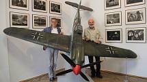 Zdeněk a Jan Svěrákovi s modelem letadla z filmu Tmavomodrý svět.