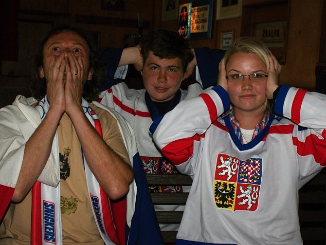 Fanoušci v kempu Žralok v Plumlově při čtvrtfinálovém zápase Čechů proti Američanům
