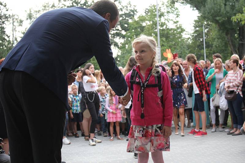 Děti nastupující do základní školy Jana Železného byli pasováni na prvňáčky.