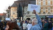 Demonstrace proti vládě před prostějovskou radnicí