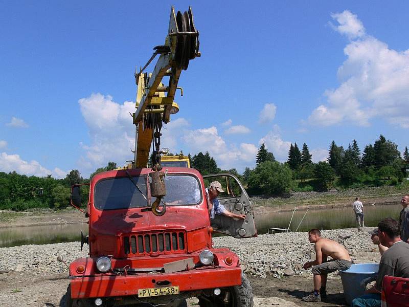 Odčerpávání laguny na plumlovské přehradě