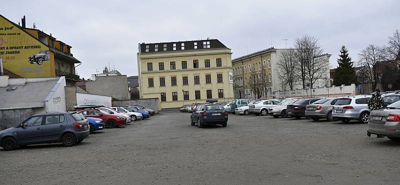 Pozemky po bývalé sodovkárně v centru Prostějova slouží v současnosti jako neplacené parkoviště. 27.1. 2022
