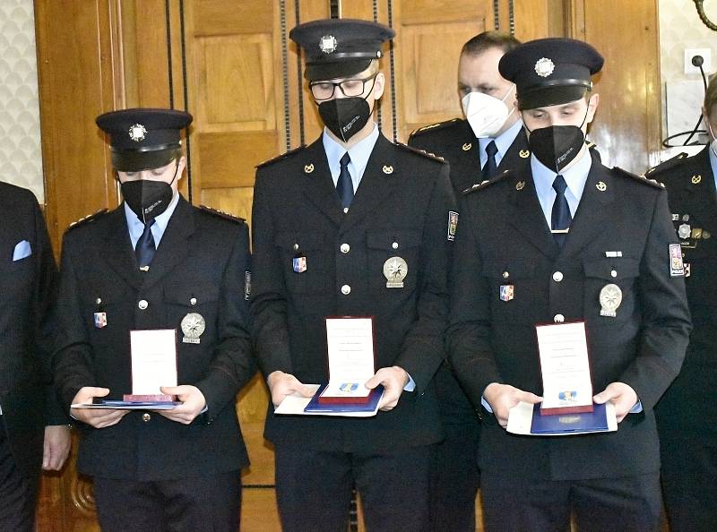 Trio mladých prostějovských policistů (zleva) Lukáš Pavelka, Martin Božek a Vladimír Kotlán, obdrželo medaile primátora za záchranu lidského života 23. prosince 2021. 12.1. 2022