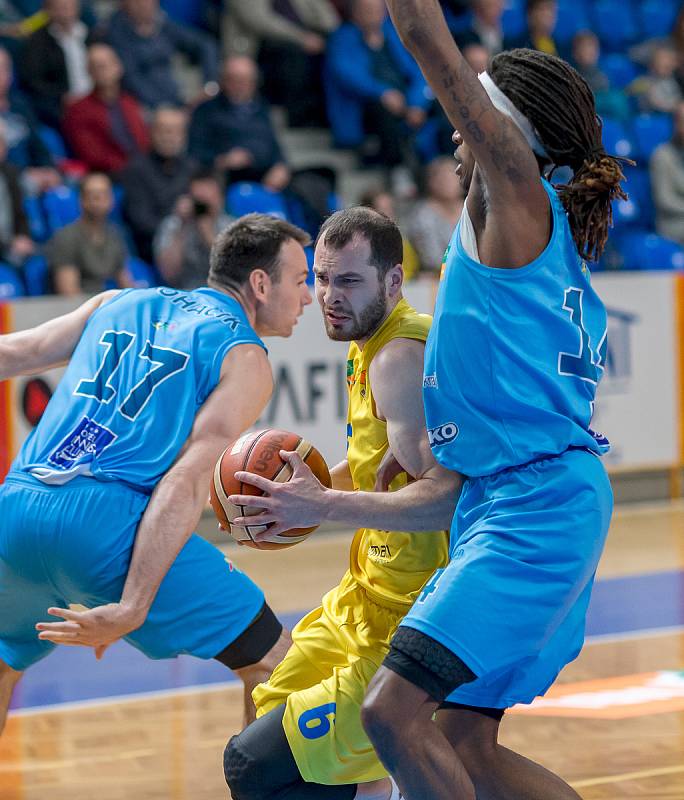 BK Opava (ve žlutém) - BK Olomoucko 72:64