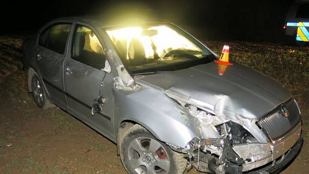 Poškozené auto po zběsilé jízdě opilého řidiče