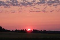 Východ slunce v rozmezí 4.44 až 4.54 hodin v pondělí 19. června 2023 v okolí obce Studnice.
