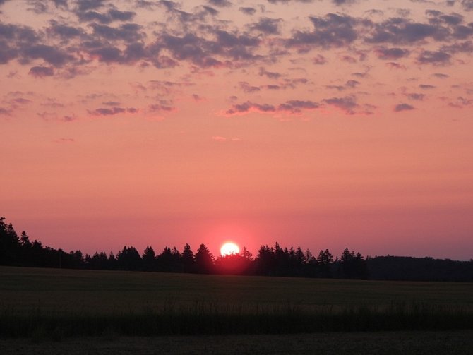 Východ slunce v rozmezí 4.44 až 4.54 hodin v pondělí 19. června 2023 v okolí obce Studnice.
