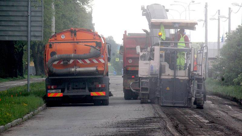 Uzavření Brněnské ulice se prodloužilo až ke hřbitovu