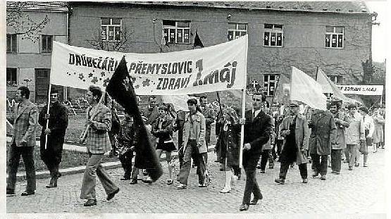 POCHODEM VCHOD. A naposledy drůbežárna, tentokrát z roku 1975, když se pracovníci podniku účastnili průvodu v Konici.