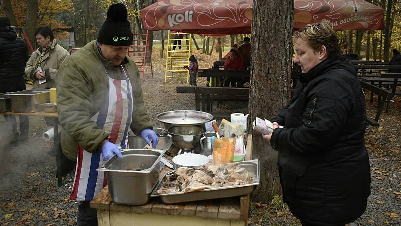 Zabíjačkové hody v prostějovském lesoparku Hloučela v bistru U Matesů, 13. 11. 2021