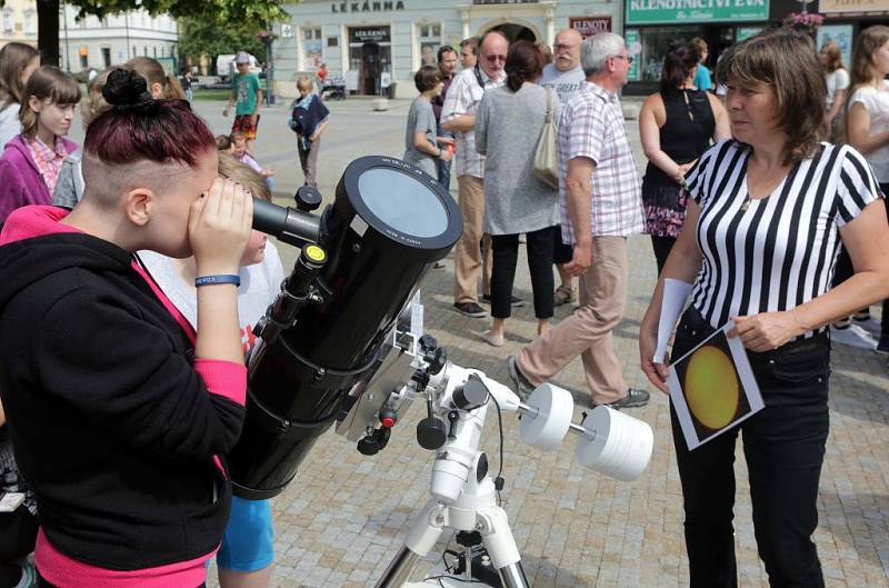 Studenti prostějovských středních škol předvádějí vědu v ulicích.