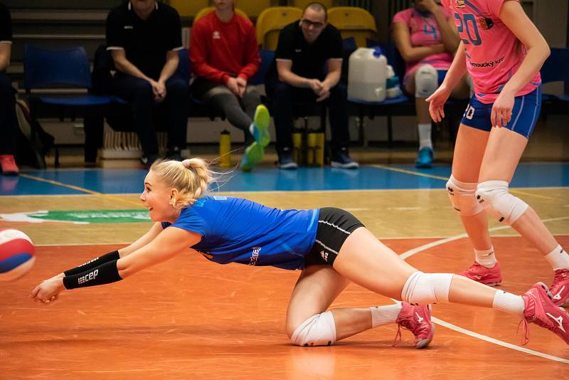 Prostějovské volejbalistky (v růžovém) porazily v úvodním zápase čtvrtfinálové série play-off Přerov 3:1.