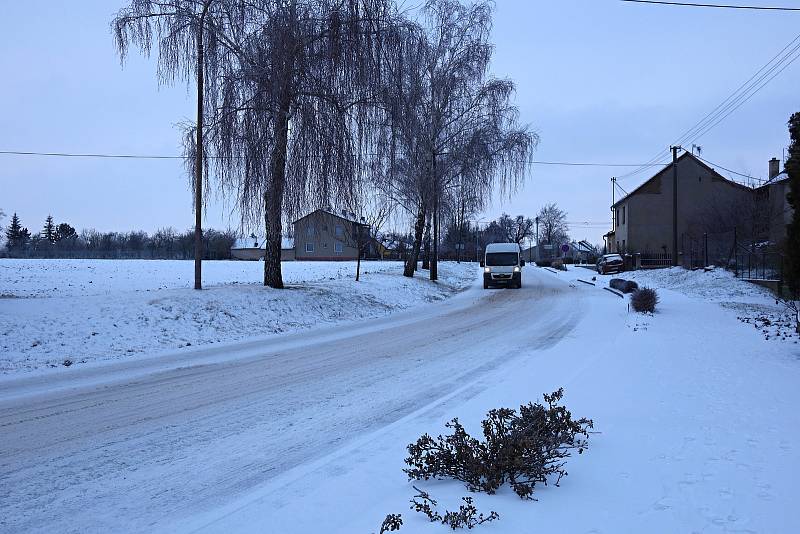Silný mráz a déšť se sněhem navštívil také jih Prostějovska. Ve Vrchoslavicích se uklízí ostošest.