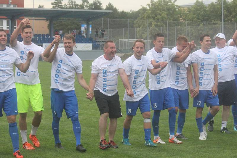 Fotbalisté Prostějova (v modrém) oslavili postup do druhé ligy výhrou 4:2 nad HFK Olomouc.