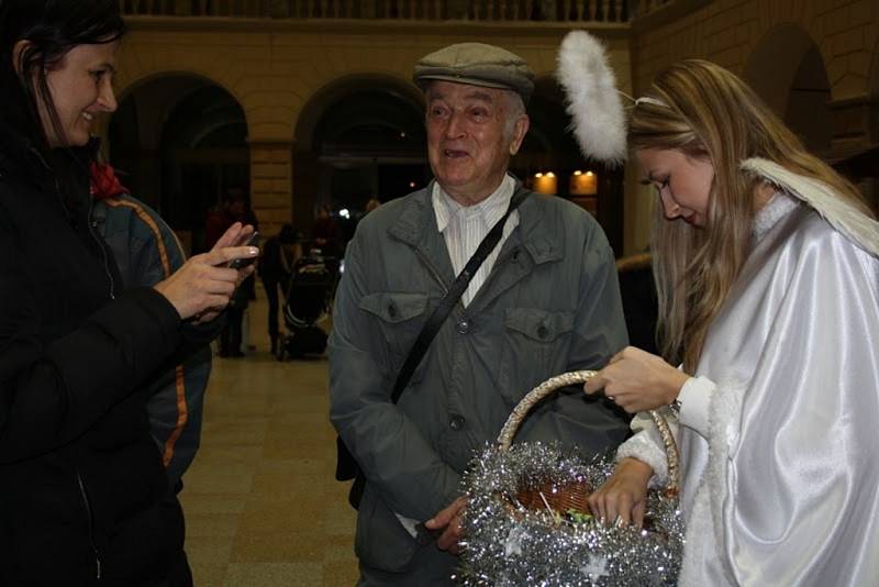 Děti si od vznešeného Mikuláše o nebeských andělů odnesly balíčky dobrot. Zlobivé hříšníky prohnala smečka pekelných čertů metlou