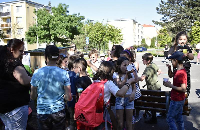 Před prostějovskou školou E. Valenty "pokřtili" novou knihobudku