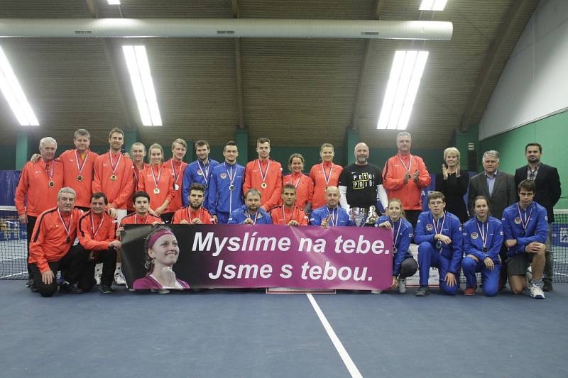 V Prostějově se konalo finále tenisové extraligy mezi domácím týmem a Spartou Praha  Oba týmy podpořily společnou fotografií Petru Kvitovou