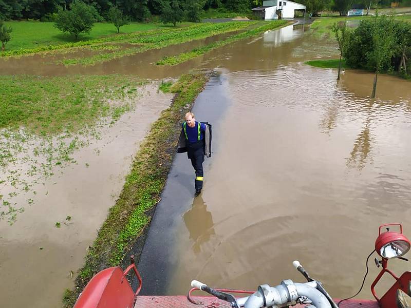 Pondělní bouřky a krupobití nadělalo v Tištíně pěknou paseku. 20.7. 2020