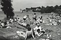 Zaplněné koupaliště na pláži U Vrbiček v 70. letech minulého století 70. letech minulého století