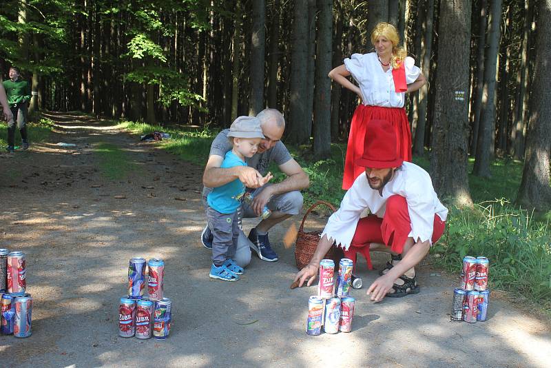 Děti v lese nedaleko Dzbelu čekala řada aktivit i pohádkových bytostí.