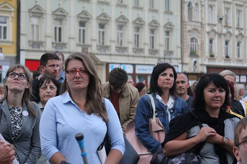 Na náměstí T.G. Masaryka v Prostějově proběhla ve čtvrtek v podvečer módní přehlídka místních firem.