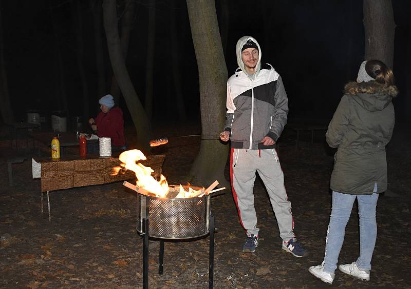 U Matesů na Hloučele byl zahájen prodej stromků a svítí už i vánoční smrk. 5.12. 2020