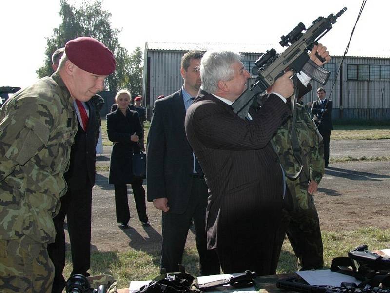 Premiér si vyzkoušel obsluhu útočné pušky CZ 805 BREN A2
