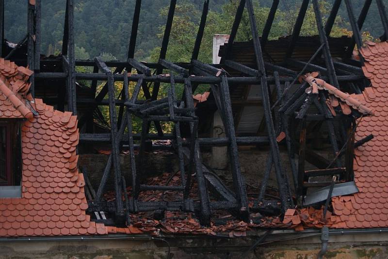 Požár jedné z hospodářských budov nízkého zámku v Plumlově. Dohašovací práce – úterý ráno.