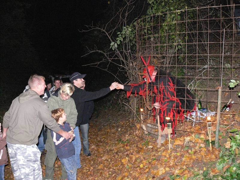 V sobotu 1. listopadu večer obsadila úvoz u Dobromilic strašidla.