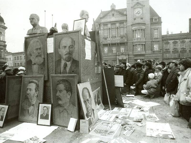 Na místě odstraněné sochy Lenina se vzápětí projevila místní lidová tvořivost.