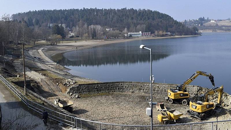 Plumlovská přehrada 26. března 2021. Velká rekonstrukce výpusti Plumlovské přehrady už běží. Nízká hladina odkrývá část dna a starou hráz