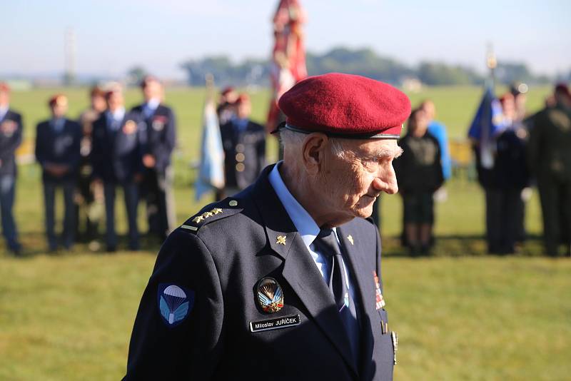 V Prostějově se sešli výsadkoví veteráni z Čech a Slovenska. Jedním z vyznamenaných byl i devadesátiletý plukovník Miloslav Juříček, který je stále aktivním členem prostějovského klubu výsadkářů.