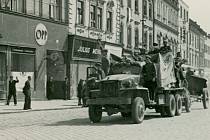 Sovětští vojáci na hlavním náměstí dne 9. května 1945
