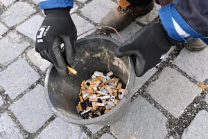 Sbírání cigaretových nedopalků. Ilustrační foto
