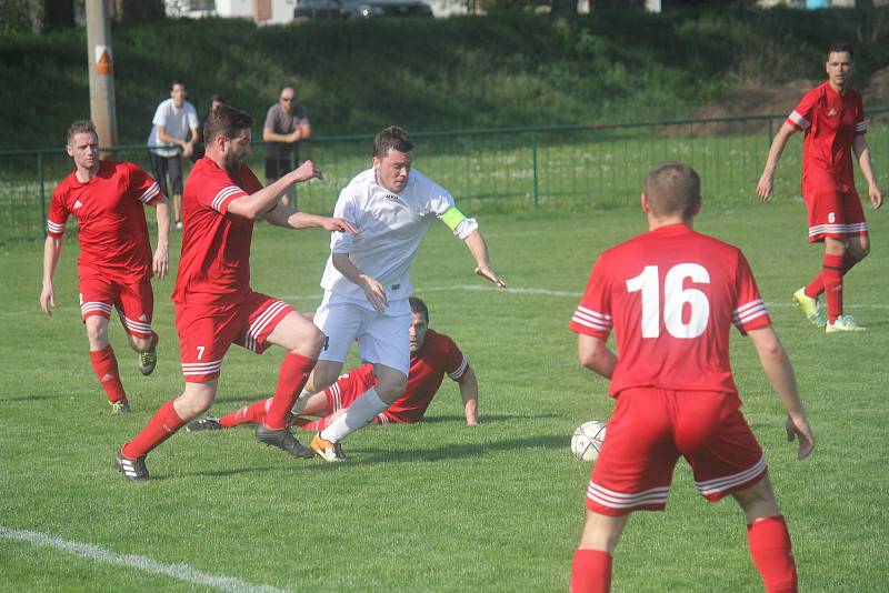 Fotbalisté Mostkovic (v červeném) vyhráli v Čechovicích 2:1