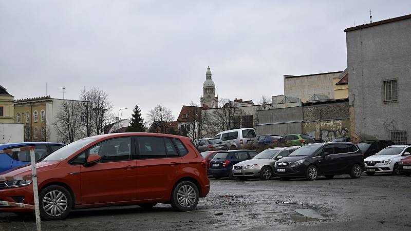 Pozemky po bývalé sodovkárně v centru Prostějova slouží v současnosti jako neplacené parkoviště. 27.1. 2022