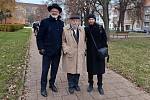 Na starém židovském hřbitově v Prostějově, se v neděli 20. listopadu vzpomínalo na rabína  Cvi Jehošuu Horowitze. Dorazil i vídeňský rabín Arie Folger (vlevo) a vrchní zemský rabín Karol Sidon (uprostřed).